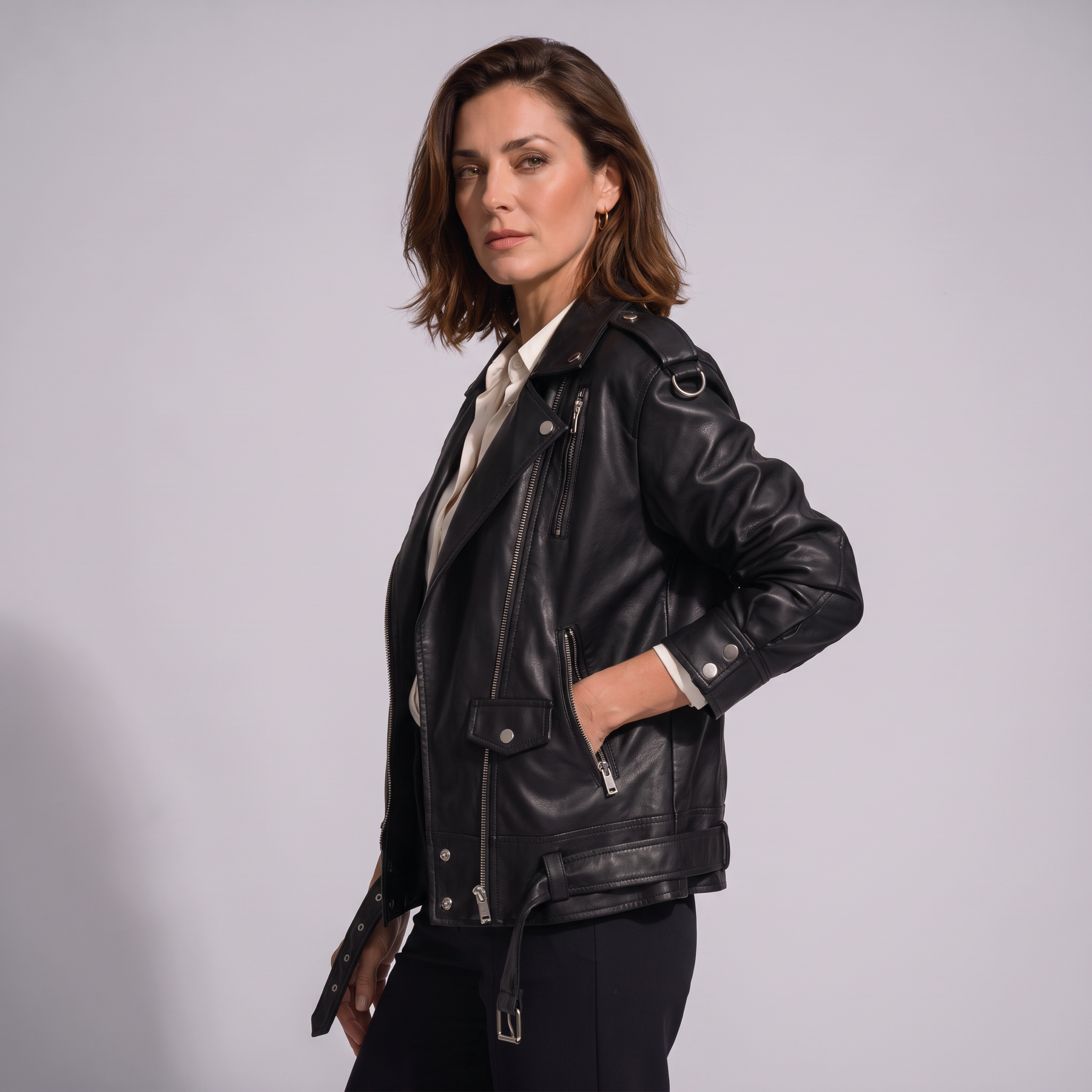 Modelo luciendo la chaqueta de piel genuina Isolde - vista lateral
