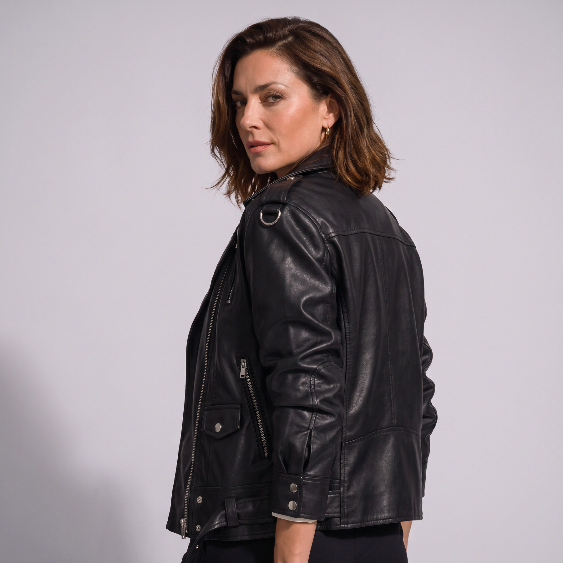 Modelo luciendo la chaqueta de piel genuina Isolde - vista trasera