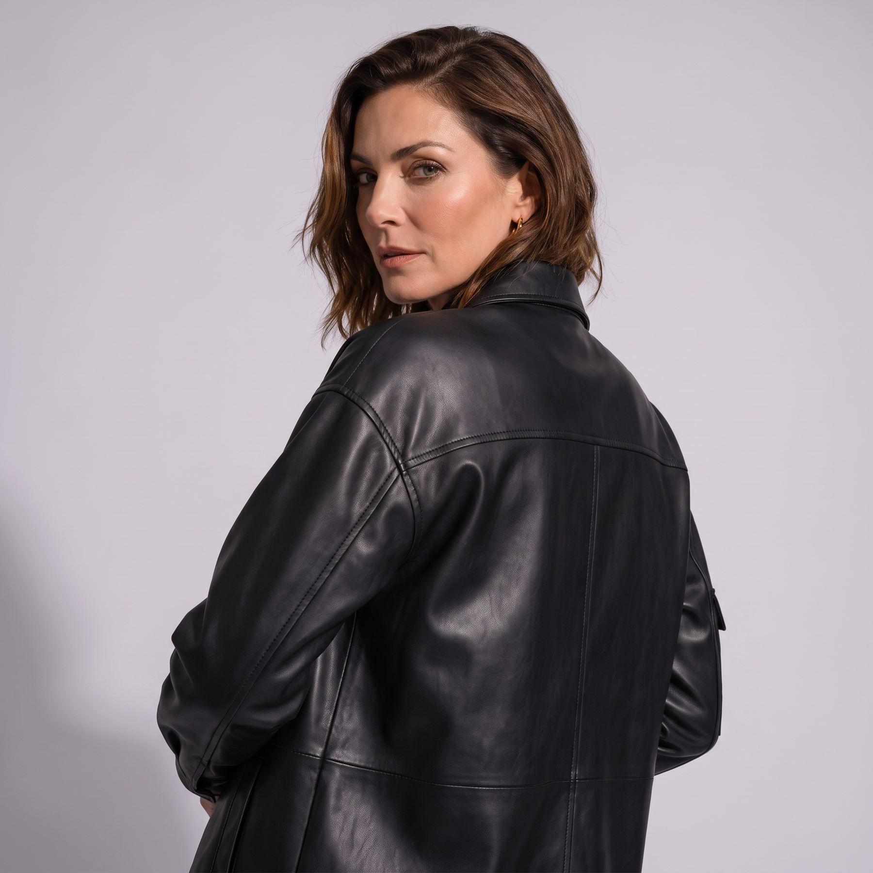 Modelo luciendo la chaqueta de piel genuina Wolff - vista trasera