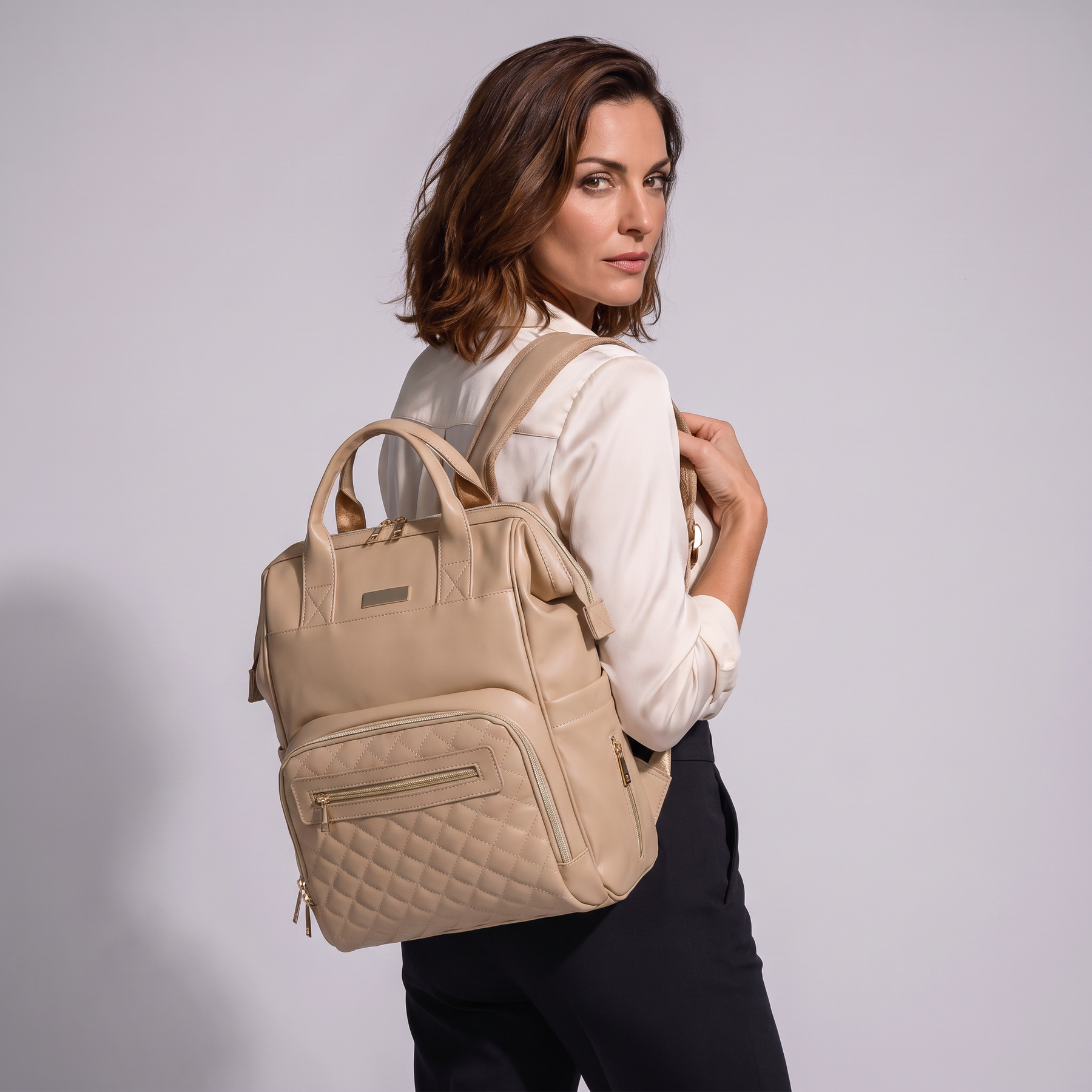 Modelo luciendo la mochila de piel genuina Hartley - vista trasera