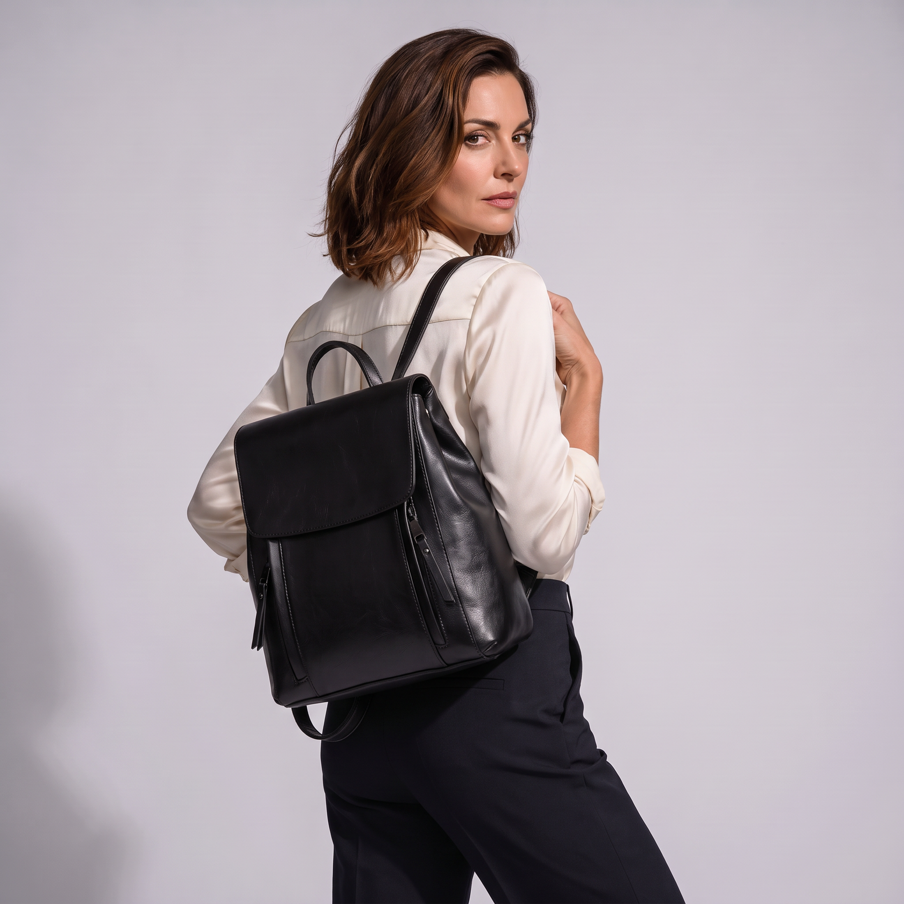 Modelo luciendo la mochila de piel genuina Journey - vista trasera