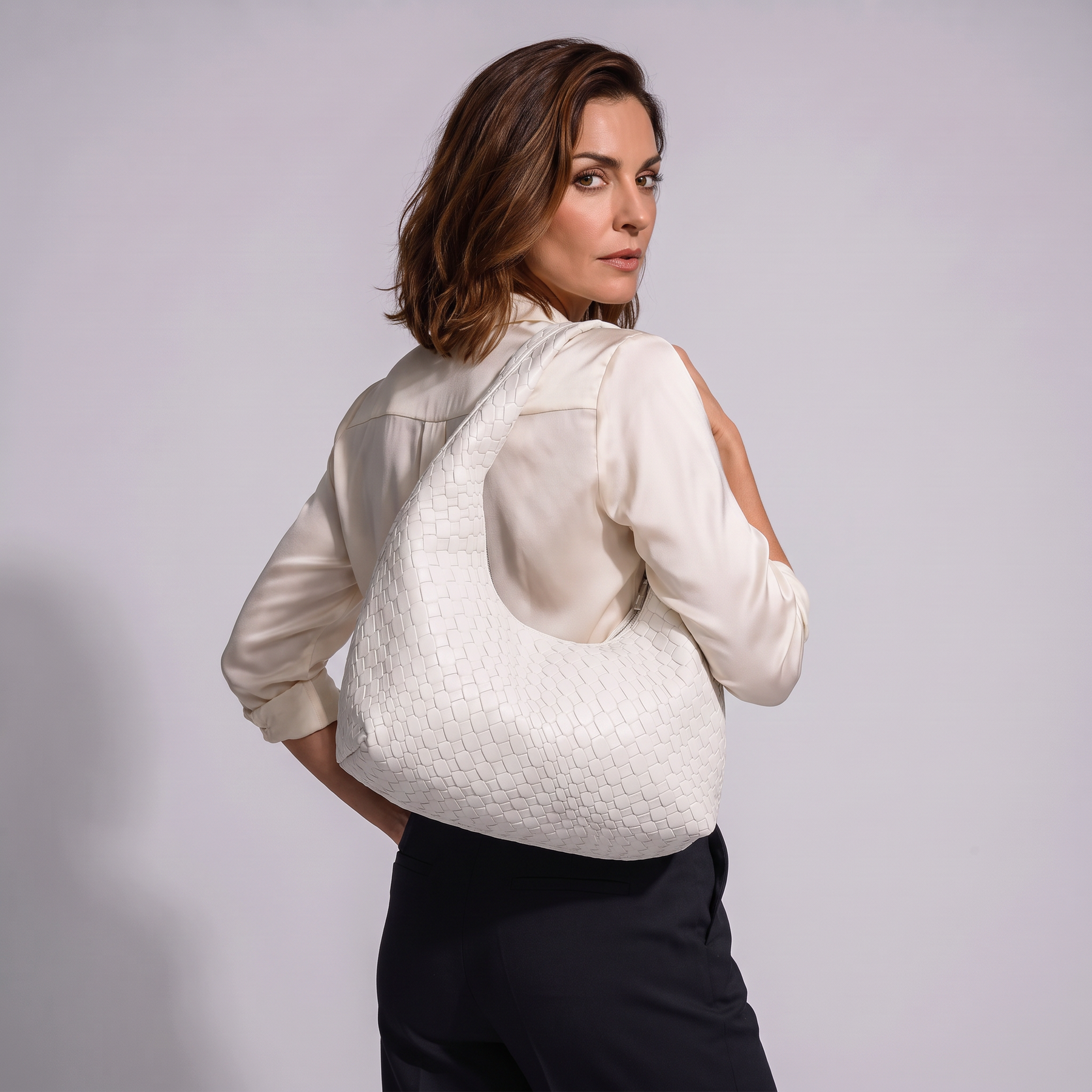 Modelo luciendo el bolso de piel genuina Grace - vista trasera