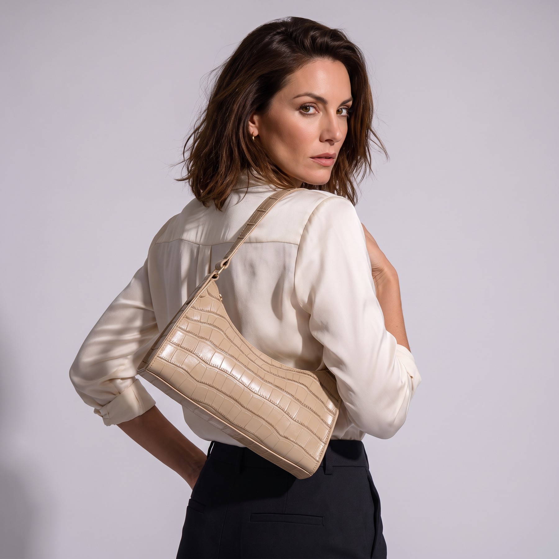Modelo luciendo el bolso de piel genuina Harlow - vista trasera