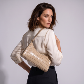 Modelo luciendo el bolso de piel genuina Harlow - vista trasera