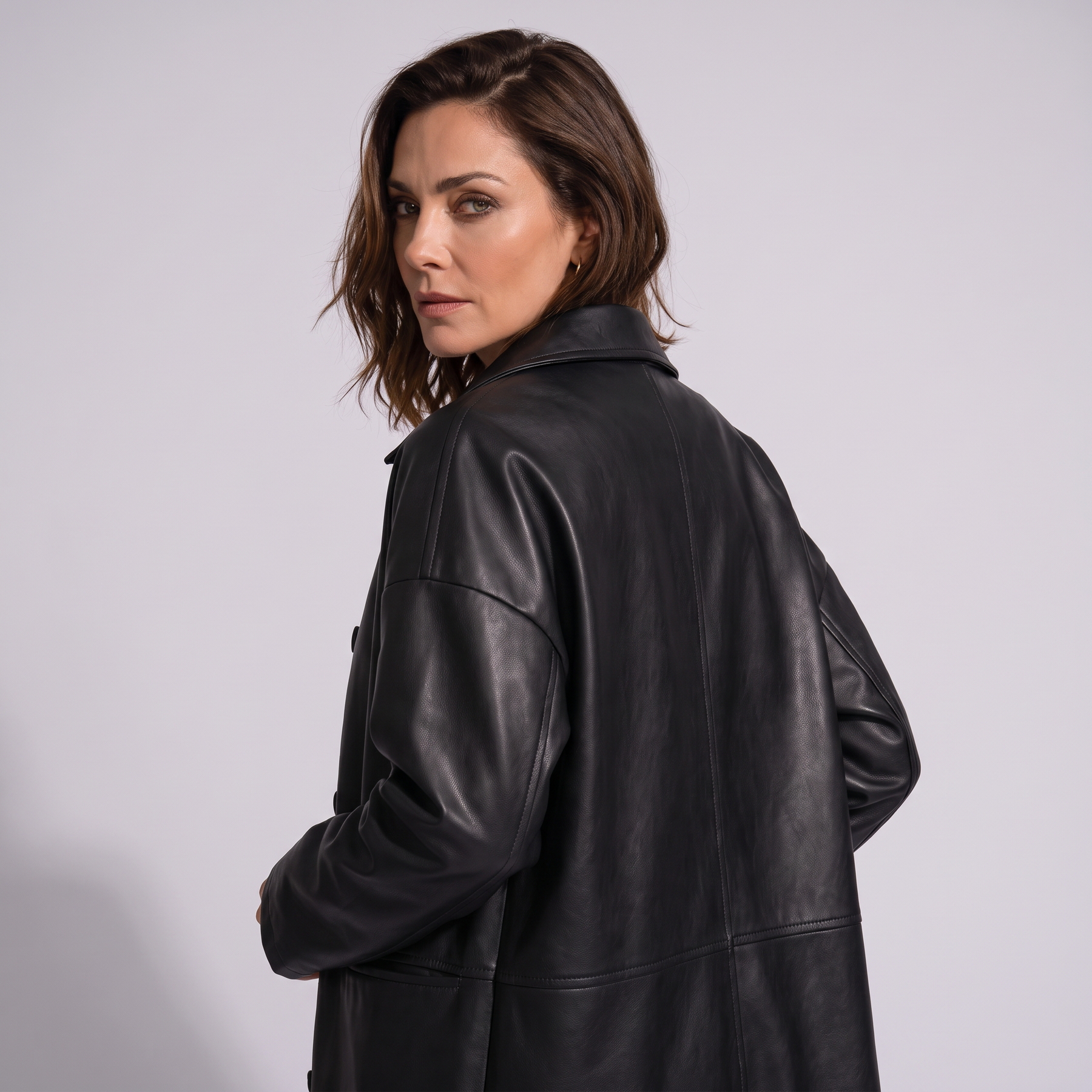 Modelo luciendo la chaqueta de piel genuina Alive - vista trasera