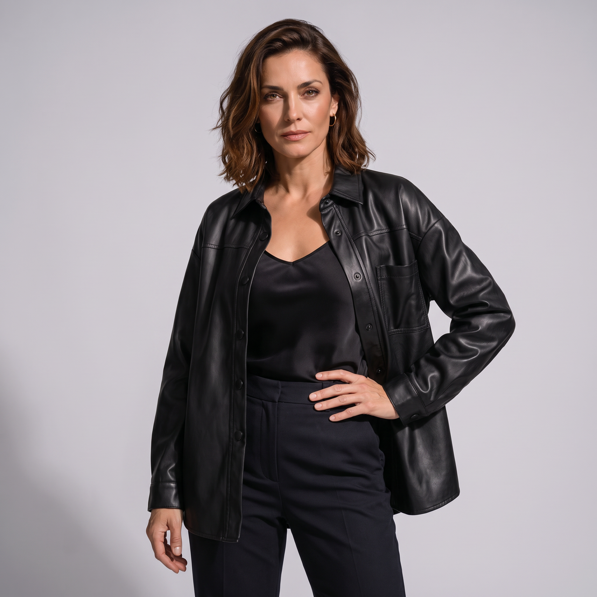 Modelo luciendo la chaqueta de piel genuina Celmia - vista frontal