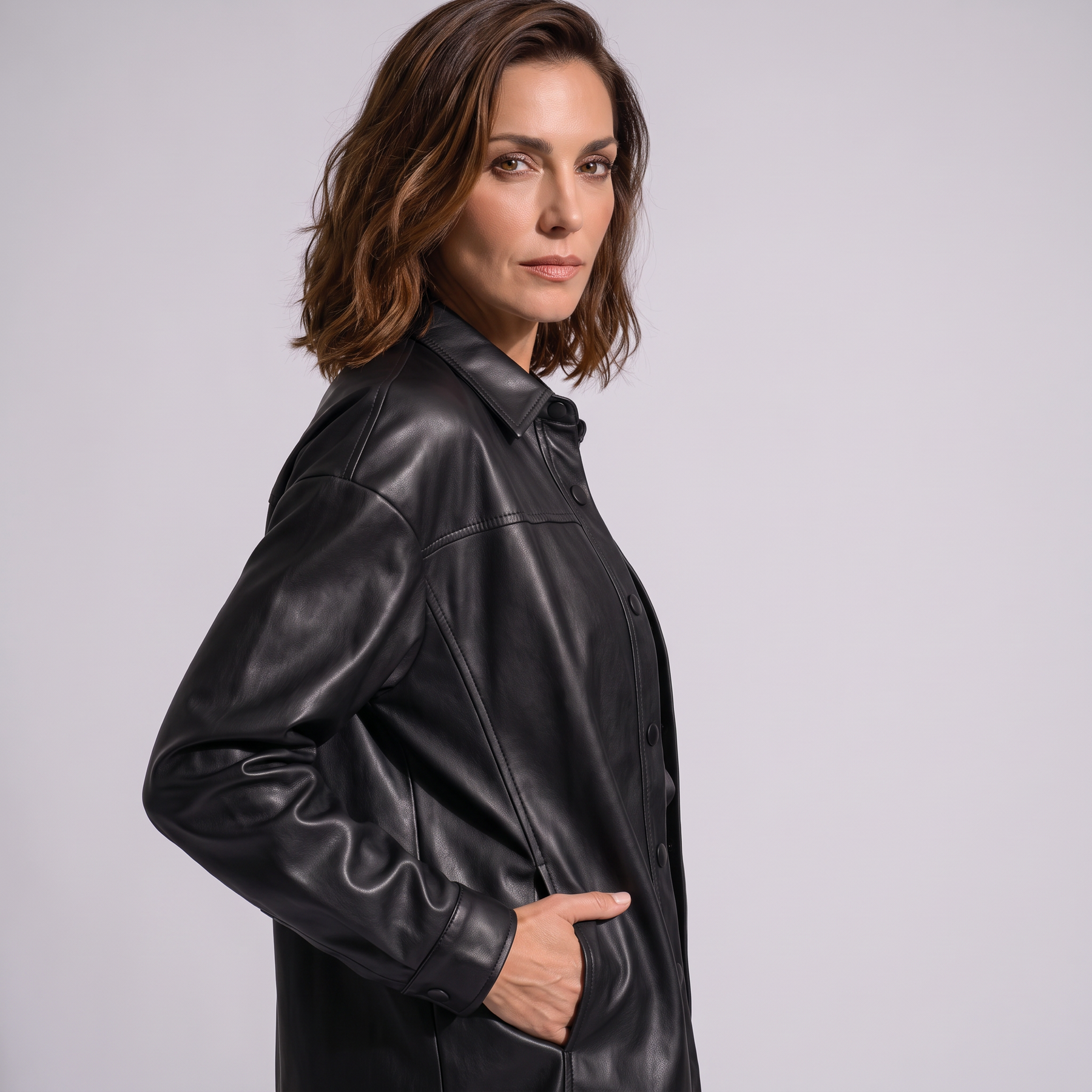 Modelo luciendo la chaqueta de piel genuina Celmia - vista lateral