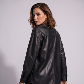Modelo luciendo la chaqueta de piel genuina Celmia - vista trasera