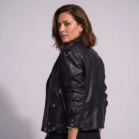 Modelo luciendo la chaqueta de piel genuina Isolde - vista trasera