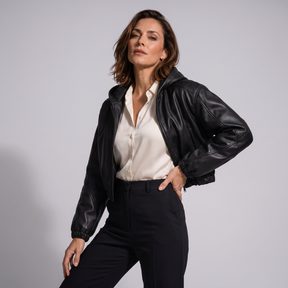 Modelo luciendo la chaqueta de piel genuina Marlowe - vista frontal