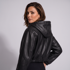 Modelo luciendo la chaqueta de piel genuina Marlowe - vista trasera