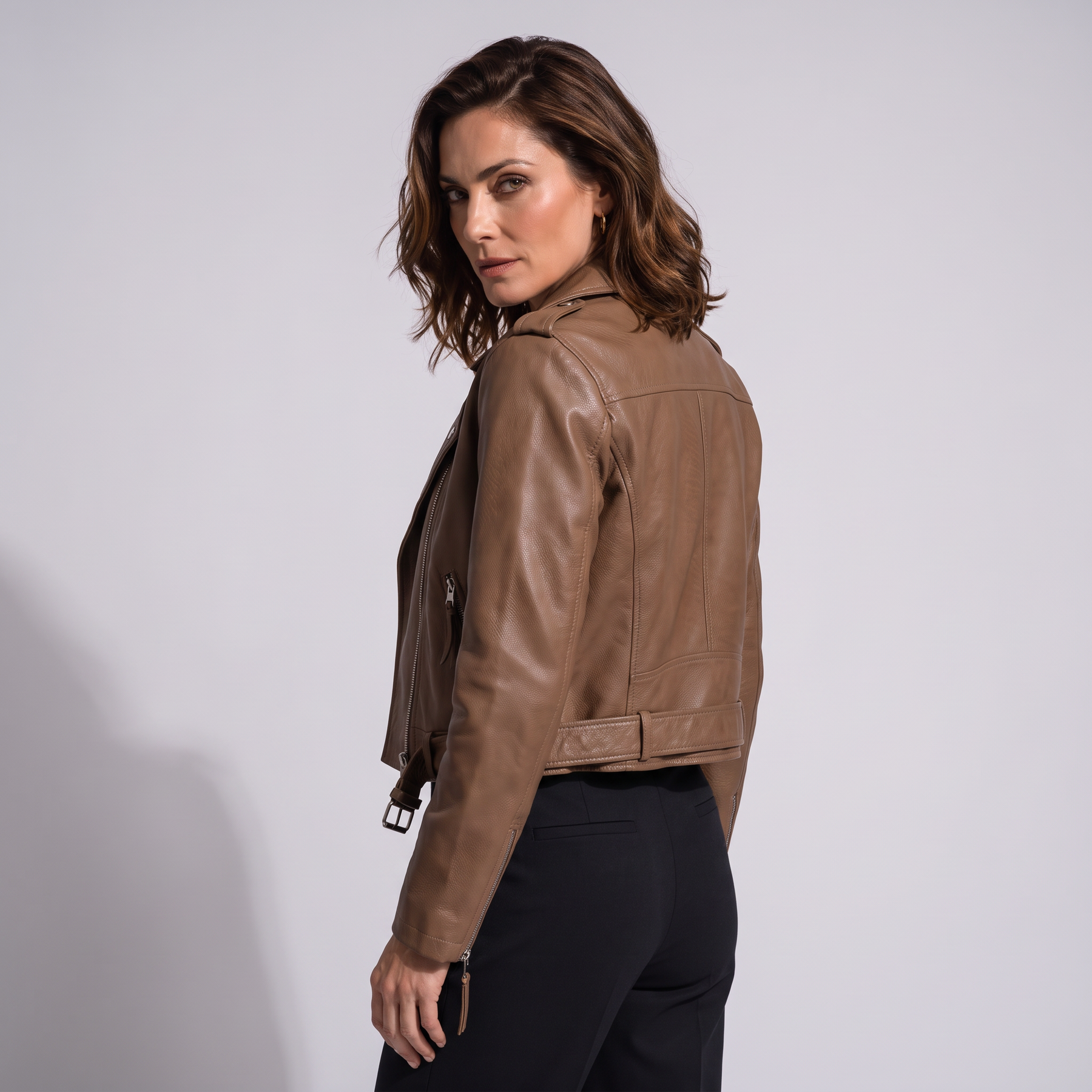 Modelo luciendo la chaqueta de piel genuina Phobos - vista trasera