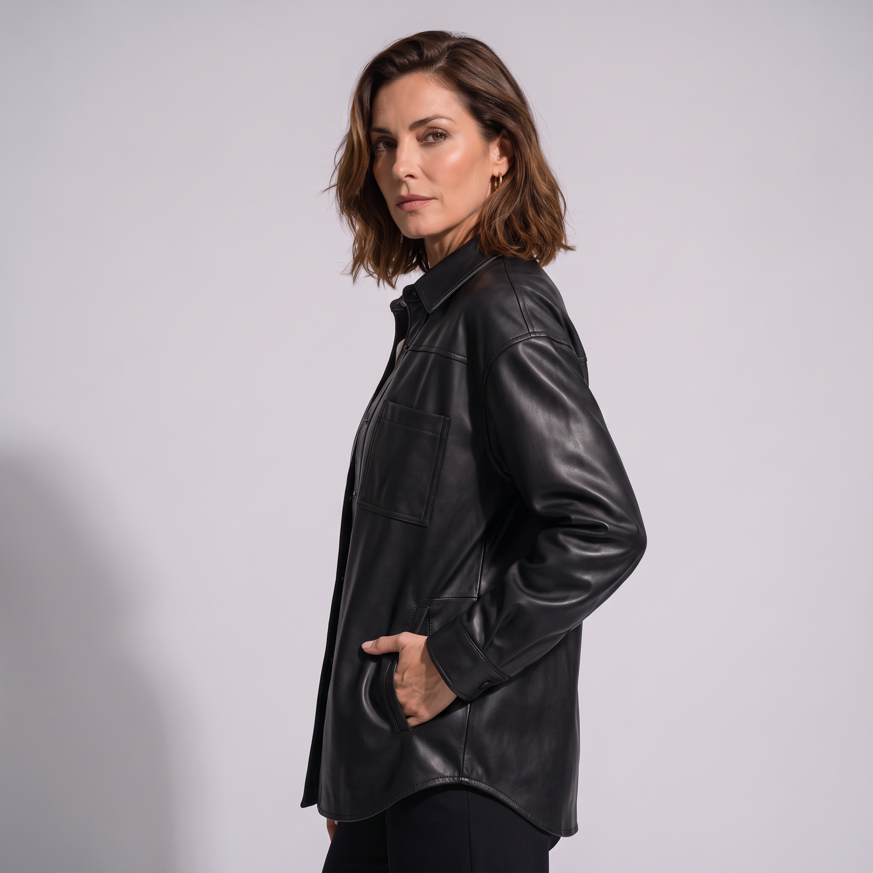 Modelo luciendo la chaqueta de piel genuina Wolff - vista lateral