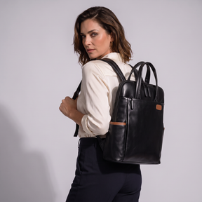 Modelo luciendo la mochila de piel genuina Alder - vista trasera