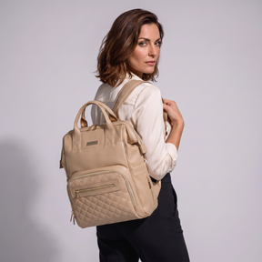 Modelo luciendo la mochila de piel genuina Hartley - vista trasera