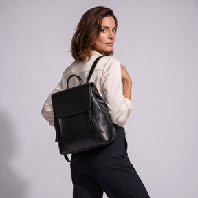 Modelo luciendo la mochila de piel genuina Journey - vista trasera