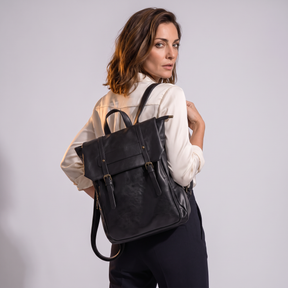 Modelo luciendo la mochila de piel genuina Sable - vista trasera