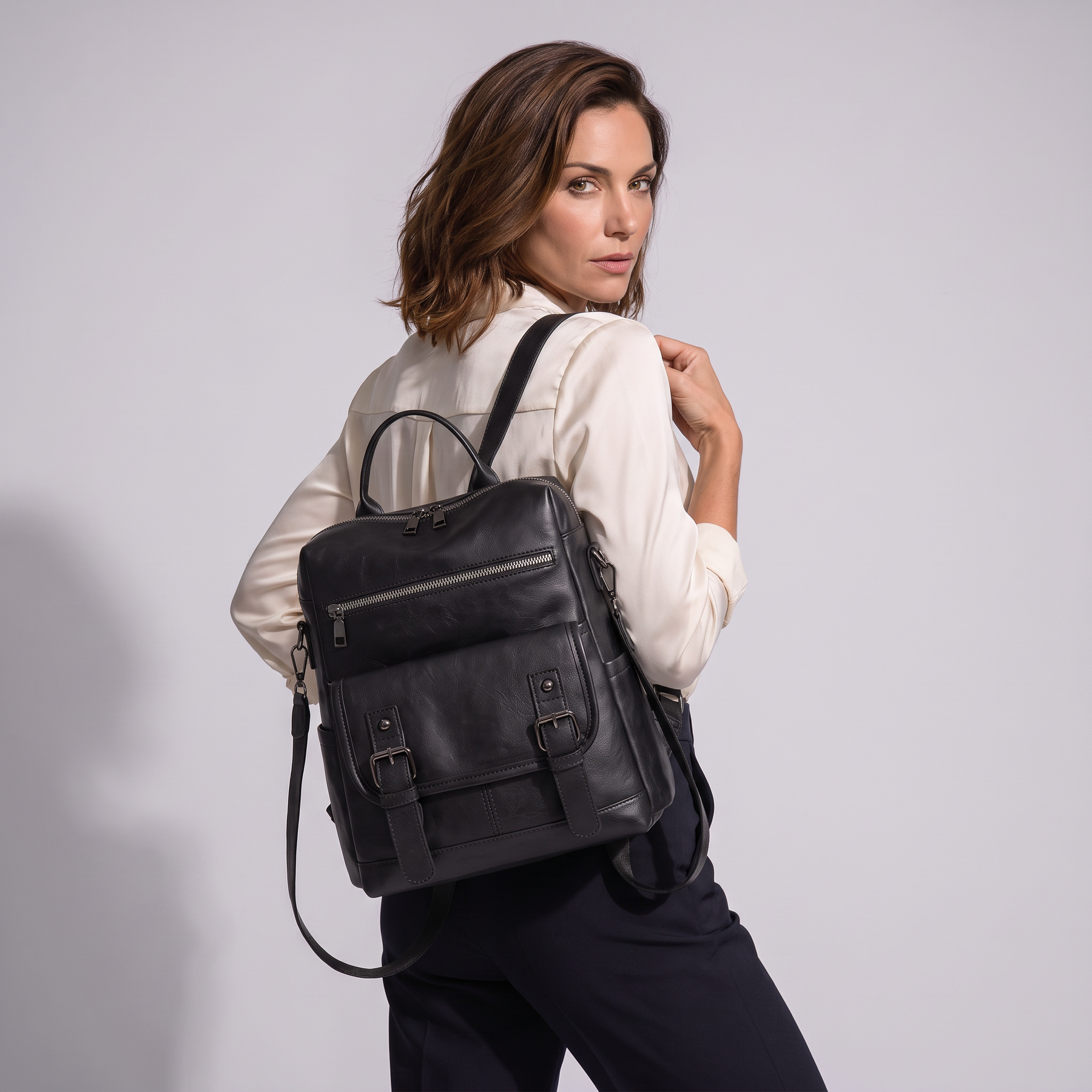 Modelo luciendo la mochila de piel genuina Wynn - vista trasera